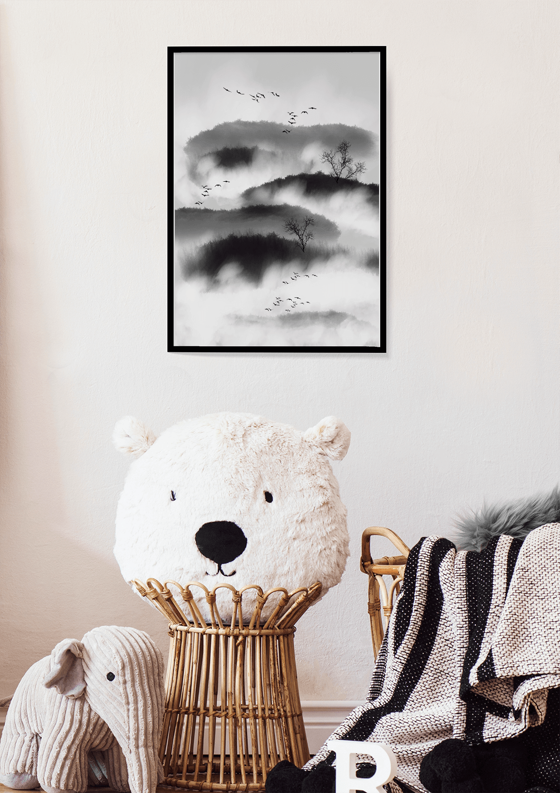 Paisaje montañoso brumoso con aves y árboles desnudos