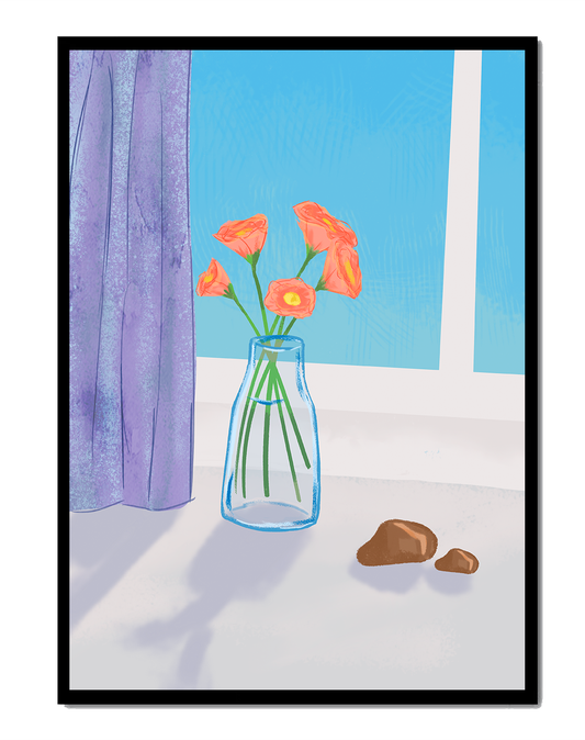 Jarrón con flores naranjas junto a una ventana con cortinas moradas