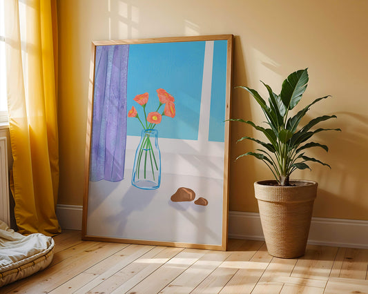 Jarrón con flores naranjas junto a una ventana con cortinas moradas