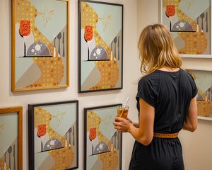 Elegant Dining Setting with Red Wine Glass and Gold Accents - Mi tienda