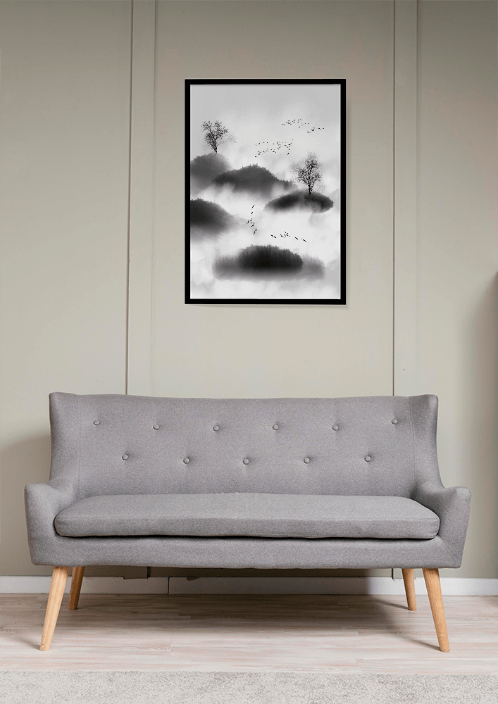 Montañas neblinosas con pájaros volando en estilo monocromático de tinta