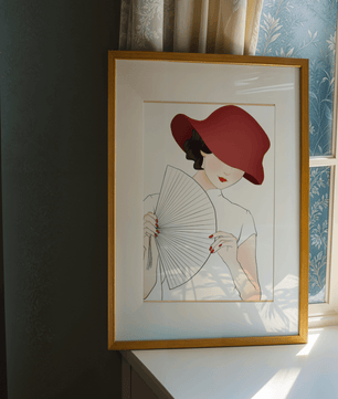 Elegant woman with a red hat and fan in a stylish minimalist illustration - Mi tienda
