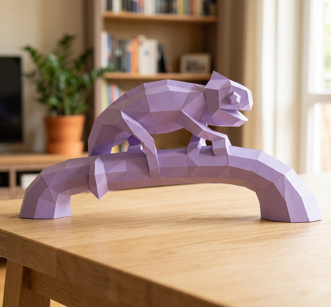 Geometric chameleon papercraft on stick, 3D DIY sculpture kit, 44x9x21 cm, modern animal decor for desk or workspace - Mi tienda