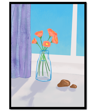 Jarrón con flores naranjas junto a una ventana con cortinas moradas