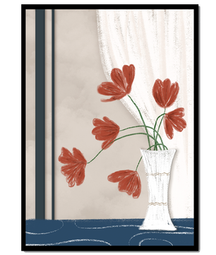 Flores rojas delicadas en un jarrón con interior de elegante cortina