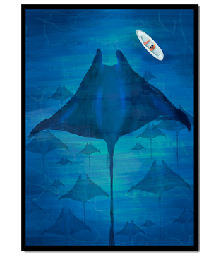 Escena submarina serena con mantarrayas y una canoa solitaria