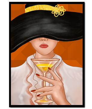 Femme avec un chapeau noir orné d’une touche dorée tenant un verre à cocktail