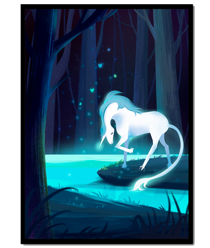 Escena nocturna encantadora con un unicornio junto a un arroyo del bosque
