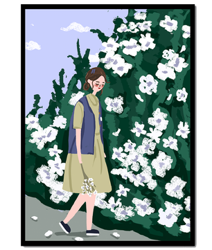 Mujer caminando junto a un arbusto de flores blancas exuberante en un día soleado
