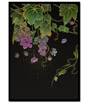 Uvas elegantes y mariposas sobre un fondo oscuro