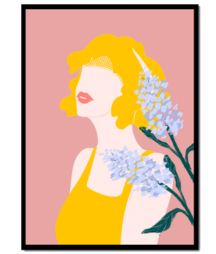 Retrato de una mujer con cabello amarillo y elementos florales sobre fondo rosa