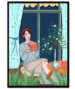 Mujer sosteniendo una caja de regalo en un interior acogedor con flores y ventana lluviosa