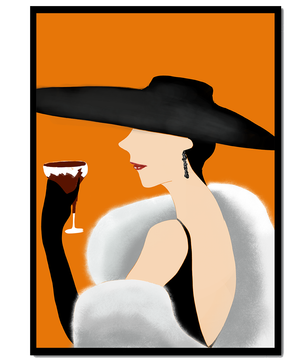 Femme élégante avec un chapeau noir et une fourrure blanche avec un verre de vin