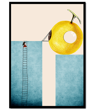 Mujer subiendo una escalera hacia una fruta amarilla gigante