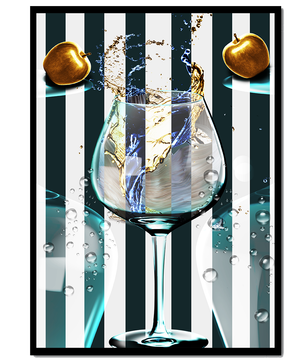 Elegante copa de champán con manzanas doradas y fondo a rayas
