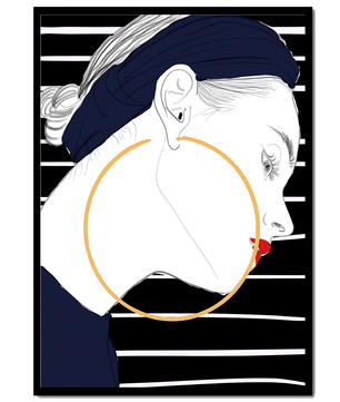 Perfil de mujer con pendientes de aro y pañuelo a rayas
