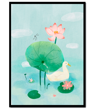 Eine ruhige Teichszene mit einer Ente, Lotusblumen und Seerosenblättern 