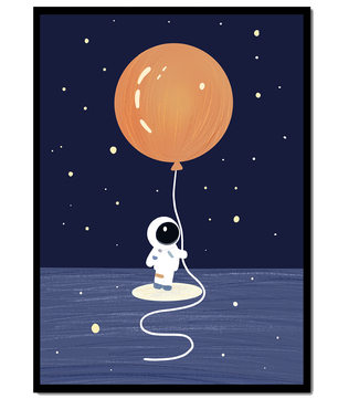 Encantador astronauta sosteniendo un globo naranja grande bajo un cielo estrellado