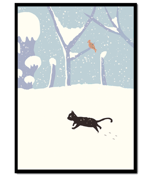 Paysage enneigé illustré avec un chat noir joueur et un oiseau dans un décor hivernal