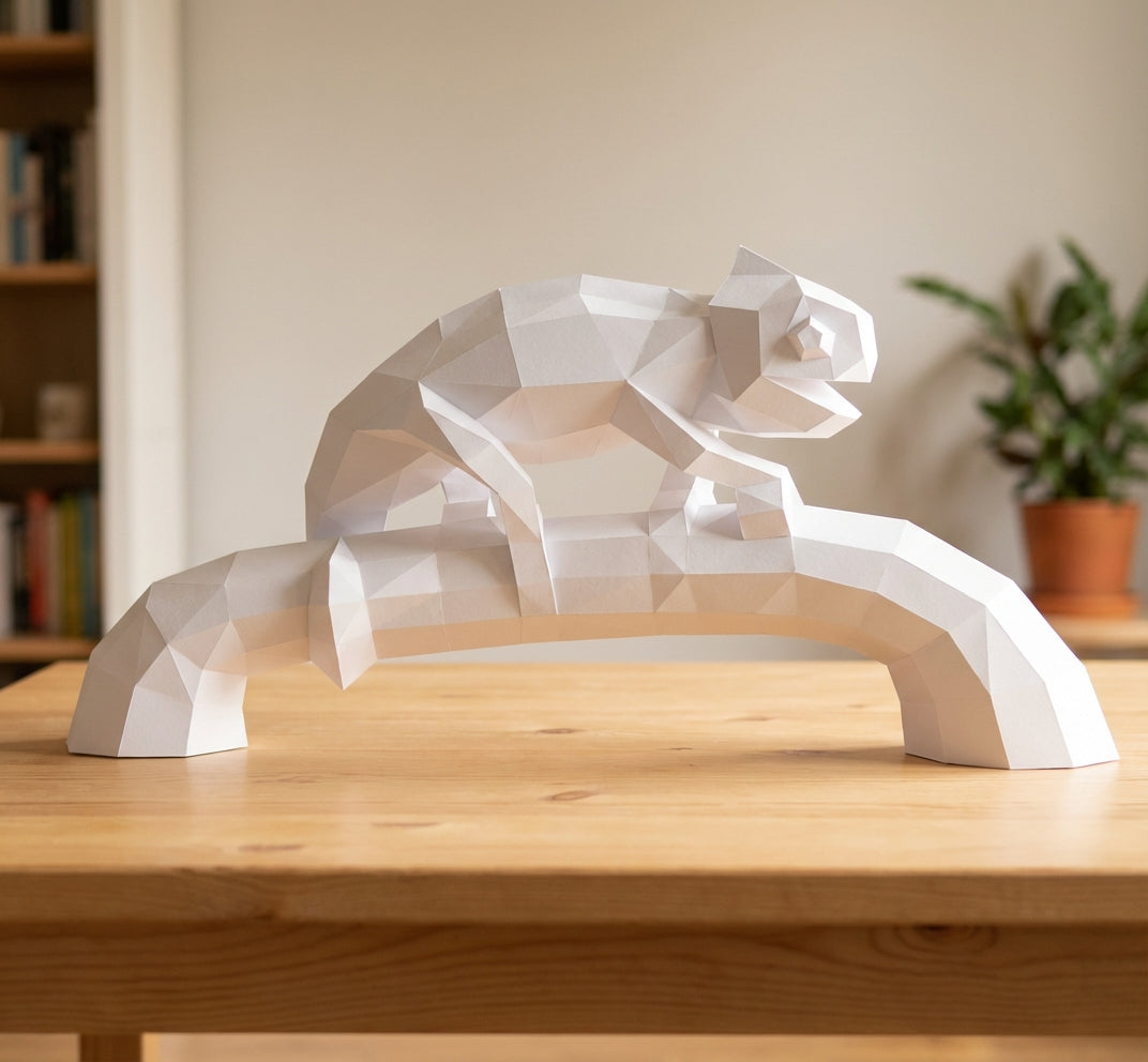 Geometric chameleon papercraft on stick, 3D DIY sculpture kit, 44x9x21 cm, modern animal decor for desk or workspace - Mi tienda
