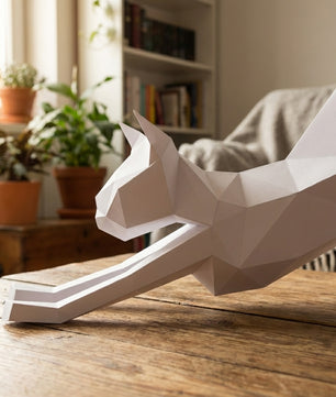 Discover our stretching cat 3D papercraft kit — a creative paper project for mindful breaks and modern home accents. This hand-assembled polygonal feline adds a quirky touch to your office - Mi tienda