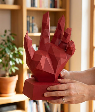 Papercraft hand on stand 3D polygonal paper figure for assembly 40x26x20, 59 parts – DIY craft jewelry holder, sculptural cardboard hand for modern decor - Mi tienda