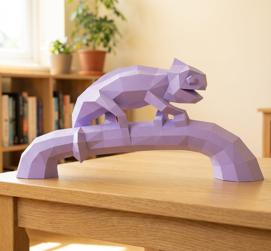 Geometric chameleon papercraft on stick, 3D DIY sculpture kit, 44x9x21 cm, modern animal decor for desk or workspace - Mi tienda