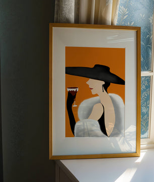 Femme élégante avec un chapeau noir et une fourrure blanche avec un verre de vin