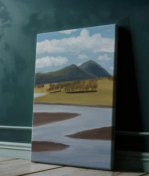 Paisaje sereno con montañas, árboles y río