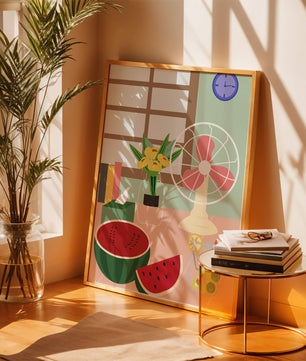 Nature morte sur le thème de l'été avec pastèque, éventail et fleurs dans un intérieur lumineux