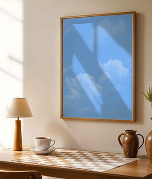 Cielo azul brillante con nubes blancas esponjosas