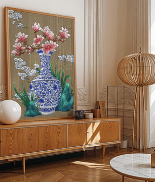 Arreglo floral elegante en un jarrón de porcelana azul y blanco con magnolias