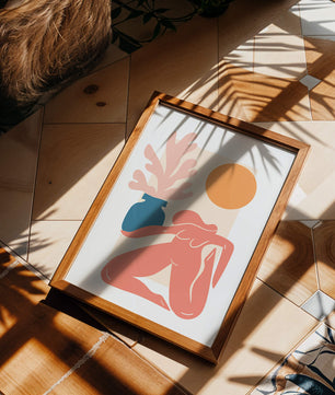 Figura desnuda abstracta con jarrón y sol en estilo minimalista