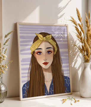 Illustration d'une femme avec un bandeau jaune sur fond rayé