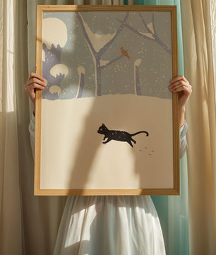 Paysage enneigé illustré avec un chat noir joueur et un oiseau dans un décor hivernal