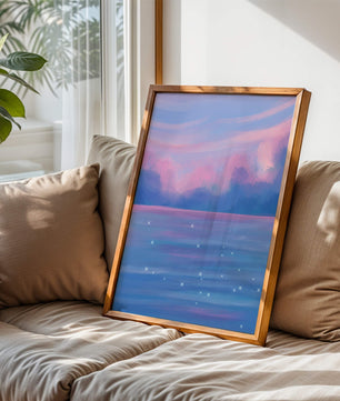 Verträumter Pastellhimmel, der sich in einer glitzernden Wasserlandschaft widerspiegelt 
