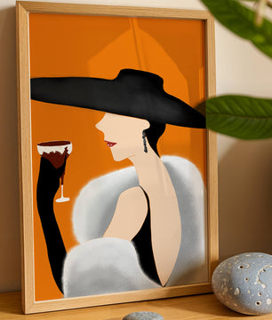 Femme élégante avec un chapeau noir et une fourrure blanche avec un verre de vin