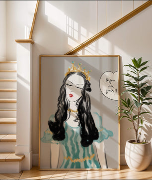 Femme élégante en robe turquoise avec une couronne dorée