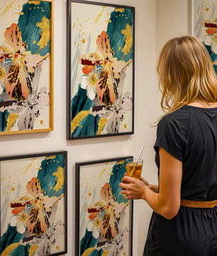 Obra de arte floral abstracta elegante con detalles dorados