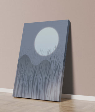 Ruhige Nachtlandschaft mit Vollmond und kahlen Bäumen