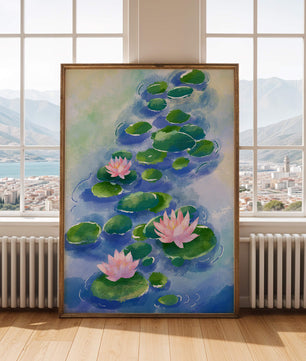 Escena acuática serena con flores de loto rosadas y hojas de nenúfar sobre una superficie de agua tranquila