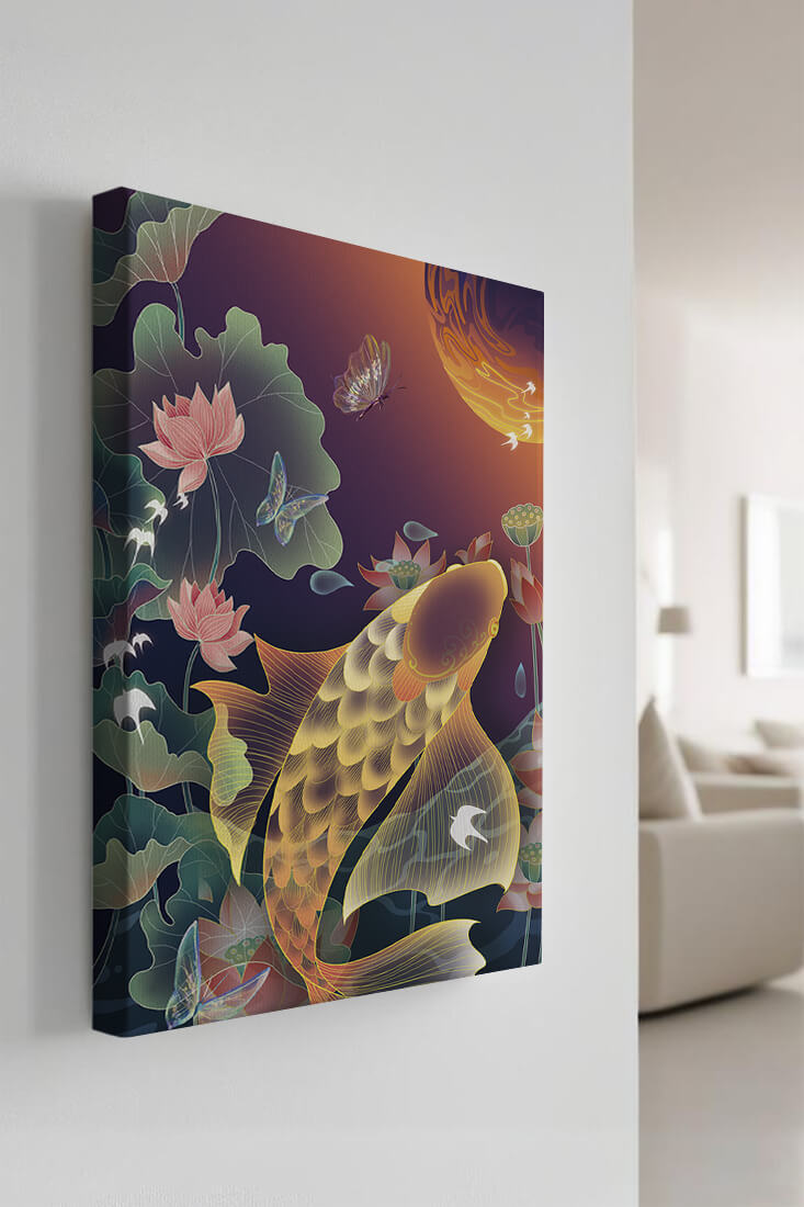 Bunte Koi-Fische mit Lotusblumen und Schmetterlingen bei Sonnenuntergang