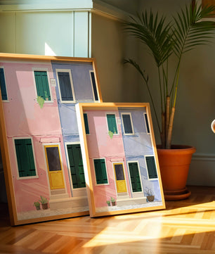 Casas pastel encantadoras con puertas y ventanas coloridas