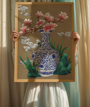 Arreglo floral elegante en un jarrón de porcelana azul y blanco con magnolias