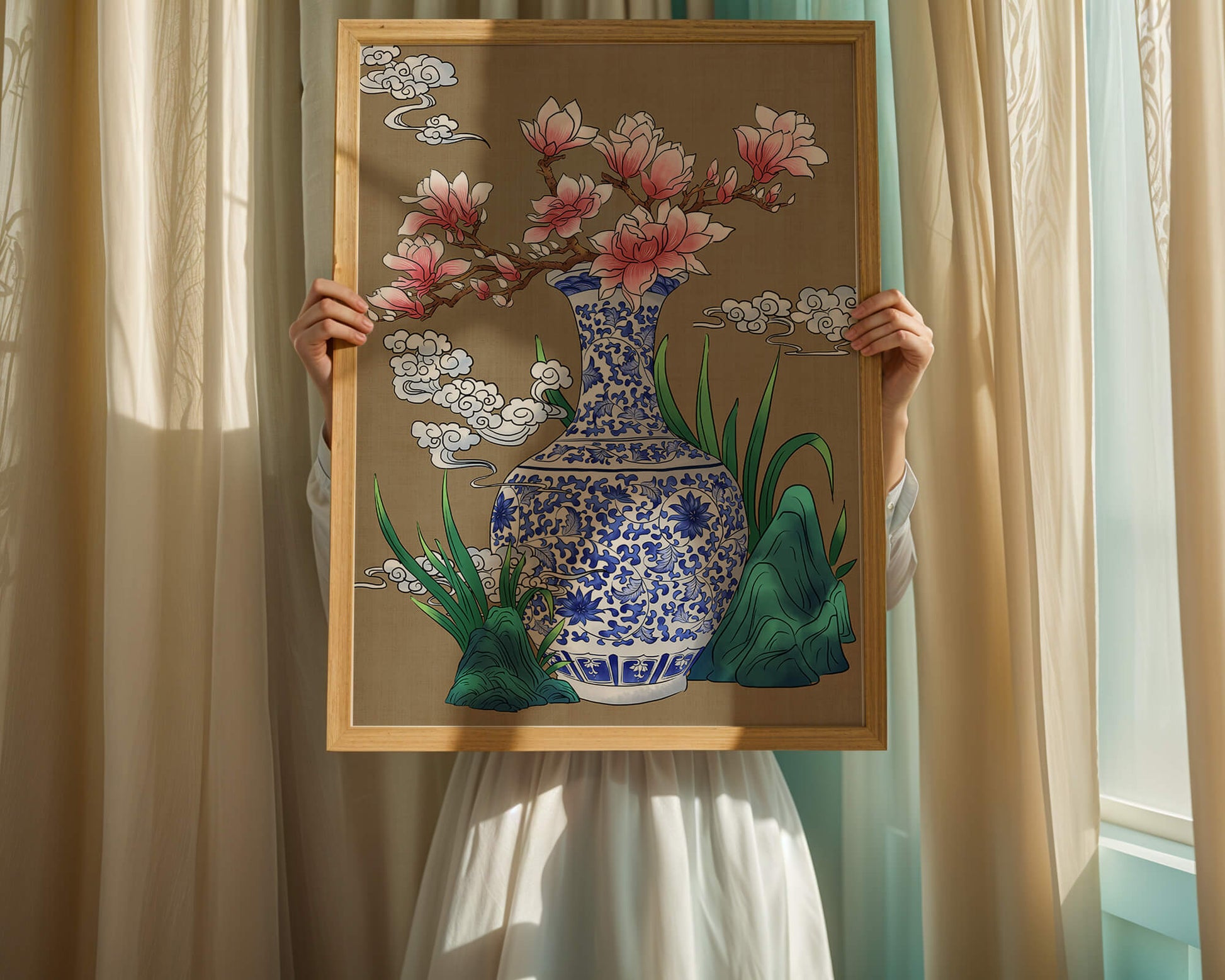 Elegante arreglo floral en jarrón de porcelana azul y blanca con magnolias.