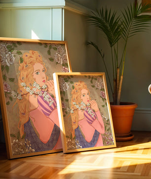 Ilustración floral romántica de una mujer con cabello largo y flores en flor