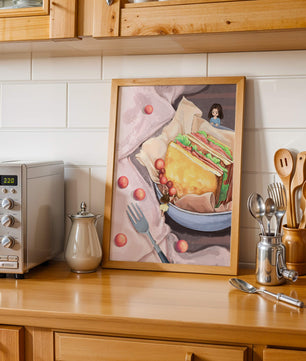 Niñas miniatura caprichosas cerca de un sándwich con tomates y tenedor