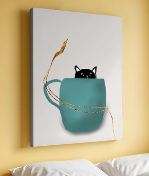 Katze in blaugrüner Tasse mit goldenen Elementen