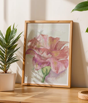 Flor rosa vibrante con acentos dorados en estilo abstracto