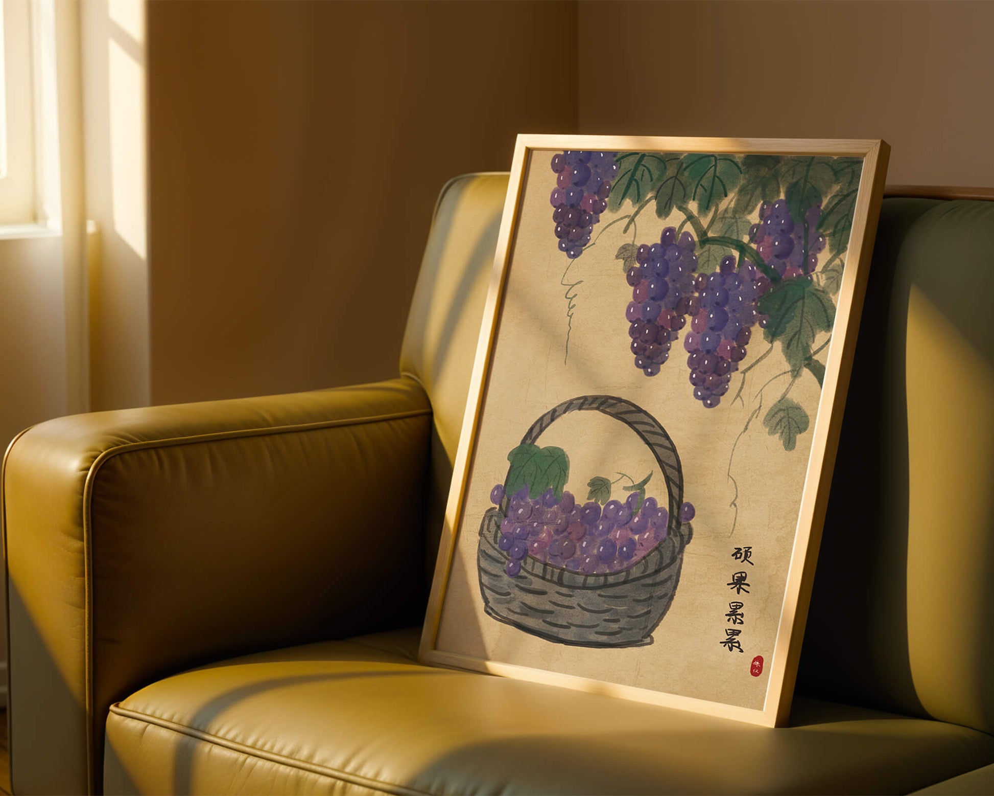 Cesta de uvas con hojas de parra al estilo tradicional